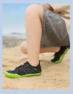Detailaufnahme von schnelltrocknenden Kinderschwimm-Wasserschuhen mit grünen Sohlen