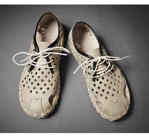 Detailansicht von beigen Herren-Sandalen mit Lochmuster, Schnürung und atmungsaktivem Leder