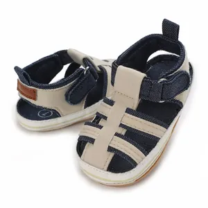 Dettaglio ravvicinato di sandali per neonati in denim blu e tela beige con velcro regolabile