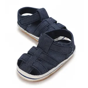 Vista dettagliata di sandali in denim blu navy per neonati con suole morbide