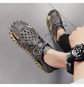 Trageansicht grauer, atmungsaktiver Retro-Sandalen mit Schnürung für Herren im Freien.