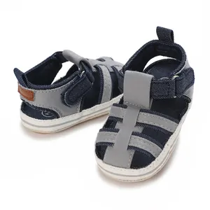 Dettaglio dei sandali traspiranti in denim per neonati con suola morbida e design traforato