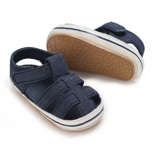 Dettaglio di sandali per neonati in denim blu con suola morbida antiscivolo