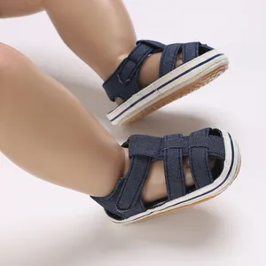 Dettaglio di scarpine primi passi in denim blu traspirante con suola morbida antiscivolo