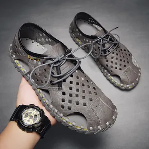 Graue atmungsaktive geschlossene Herren-Sandalen für Sommer-Outdoor-Aktivitäten