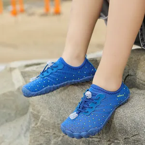 Atmungsaktive blaue Wasserschuhe für Kinder zum Schwimmen mit rutschfester Weichsohle