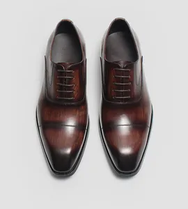 Chaussures Oxford en cuir marron foncé haut de gamme avec finition patinée, style business.