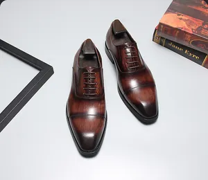 Vue de dessus détaillée de chaussures richelieu en cuir marron poli pour hommes