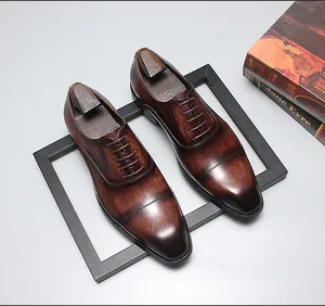 Détail des chaussures Richelieu en cuir marron avec finition veinée et lacets élégants