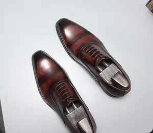 Vue détaillée de chaussures Oxford en cuir marron patiné pour hommes avec grain de bois