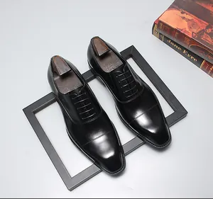 Gros plan d'élégantes chaussures Oxford noires en cuir pour hommes au style professionnel