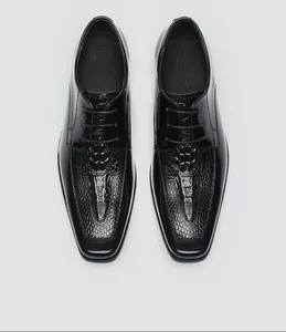 Vue détaillée de dessus de chaussures Derby en cuir noir avec motif crocodile
