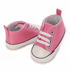 Detailansicht der rosa Baby-High-Top-Leinenschuhe mit weißen Schnürsenkeln für Babys.