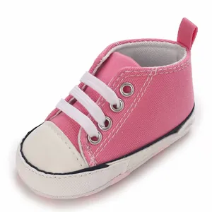 Detailansicht eines rosa hohen Baby-Leinenschuhs mit weißen Schnürsenkeln und Kappe.