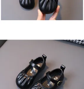 Vista detallada de zapatos Mary Jane negros para niñas pequeñas con suelas suaves