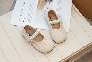 Elegant retro beige Mary Jane girls' shoes featuring pearl straps and a delicate bow detail