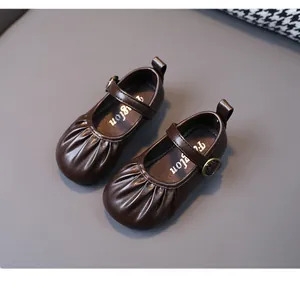 Vista detallada de los zapatos Mary Jane marrones para niñas con punta plisada