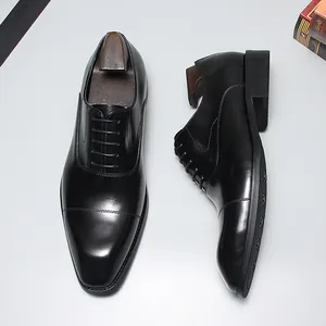 Chaussures richelieu classiques en cuir noir pour hommes avec un design élégant à lacets