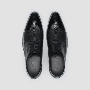 Eleganti scarpe stringate da uomo in pelle nera con goffratura a coccodrillo per il business