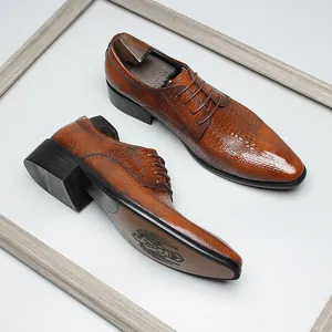 Scarpe stringate da uomo in pelle marrone con stampa coccodrillo per affari ed eventi formali