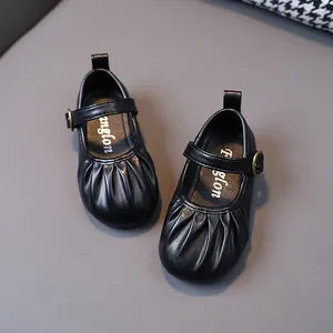 Zapatos Mary Jane de cuero negro para niñas con suela blanda y diseño plisado