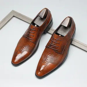 Scarpe Oxford da uomo in pelle marrone con stampa coccodrillo per affari formali.