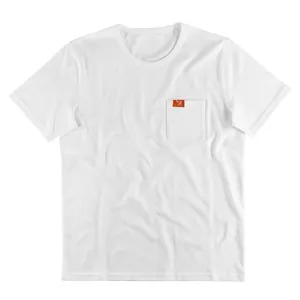 Detalle de camiseta blanca de hombre con bolsillo y etiqueta naranja en el pecho