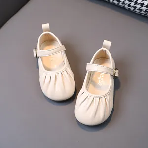 Zapatos Mary Jane para bebé niña en color crema con punta rizada y suela blanda antideslizante