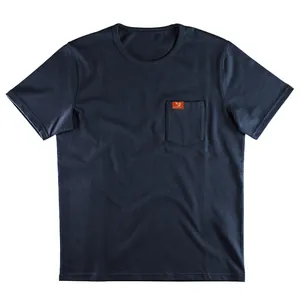 Detalle de una camiseta de algodón azul marino para hombre con bolsillo en el pecho.