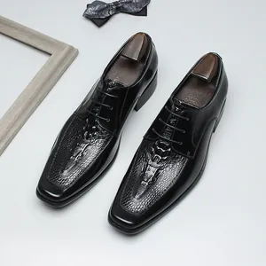Chaussures Derby élégantes en cuir noir pour hommes avec motif crocodile et bout carré.