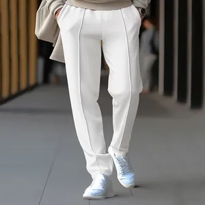 Detail einer weißen Herren-Freizeithose mit modischer Mittelnaht und geradem Schnitt.