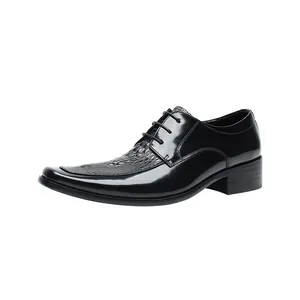 Chaussures Derby élégantes en cuir noir pour hommes avec motif crocodile pour le bureau.