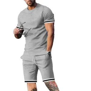 Conjunto deportivo de dos piezas gris para hombre con manga corta y pantalón