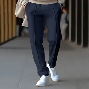 Nahaufnahme einer dunkelblauen Herren-Freizeithose mit geradem Bein und Bügelfalte