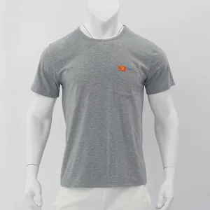 Primer plano de una camiseta gris de hombre con detalle de bolsillo en el pecho.