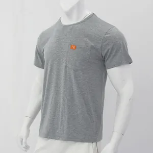 Vista lateral de camiseta gris de cuello redondo con bolsillo y etiqueta naranja