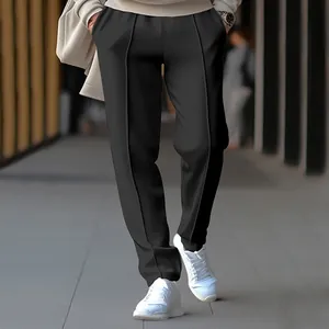 Detaillierte Ansicht der schwarzen Hose mit geradem Bein und vorderer Faltennaht