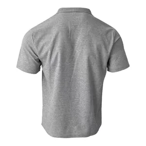 Vista posteriore di una polo oversize in maglia waffle grigia pesante per l'estate