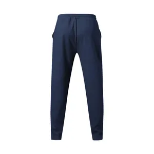 Rückansicht einer dunkelblauen Herren-Freizeithose mit geradem Bein und Gummibund