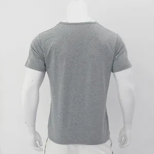 Vista trasera de una camiseta clásica de manga corta gris jaspeado para hombre en maniquí