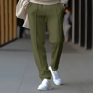 Detailansicht der olivgrünen Herrenhose im Straight-Leg-Stil mit eleganten Nähten.