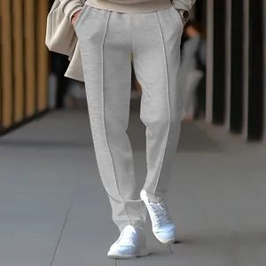 Detailansicht der grauen lässigen Herrenhose mit geradem Bein und Mittelnaht