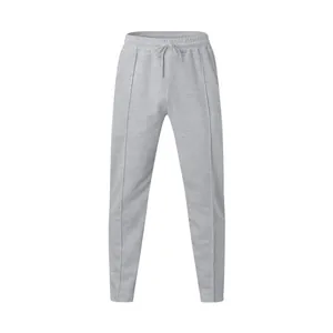 Detailansicht einer grauen Freizeithose für Herren mit Kordelzug und Frontnähten