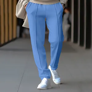 Detailansicht einer hellblauen Herren-Freizeithose mit modischem Design und geradem Bein