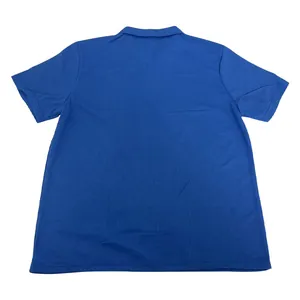 Vista posteriore di una polo blu in maglia a nido d'ape pesante dal design minimalista