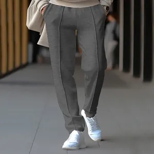 Nahaufnahme der grauen Herren-Freizeithose mit geradem Bein und Ziernaht-Details