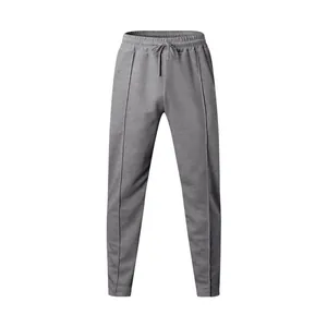 Vorderansicht der grauen Herren-Jogginghose mit Kordelzug und Ziernaht vorne an den Beinen