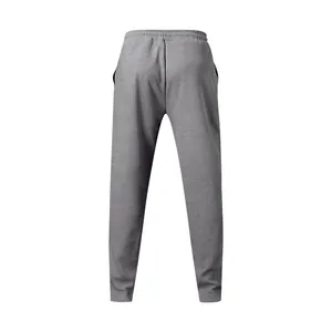 Rückansicht der grauen Herren-Freizeithose mit geradem Bein, Gummizug und Taschen