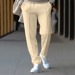 Detailansicht der beigen Herren-Freizeithose mit geradem Bein und stilvoller Bügelfalte
