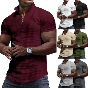 Detalle del polo para hombre con cremallera, textura de gofre y múltiples opciones de color